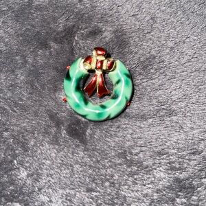 Beatrix Christmas pin (wreath and bow)